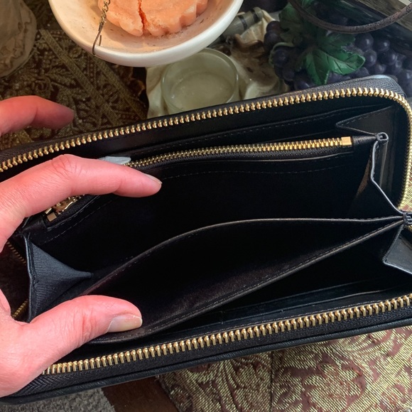 SALE🔥Authentic VALENTINO ROCKSTUDS spikes Quilted leather LG zip around wallet - Picture 9 of 16